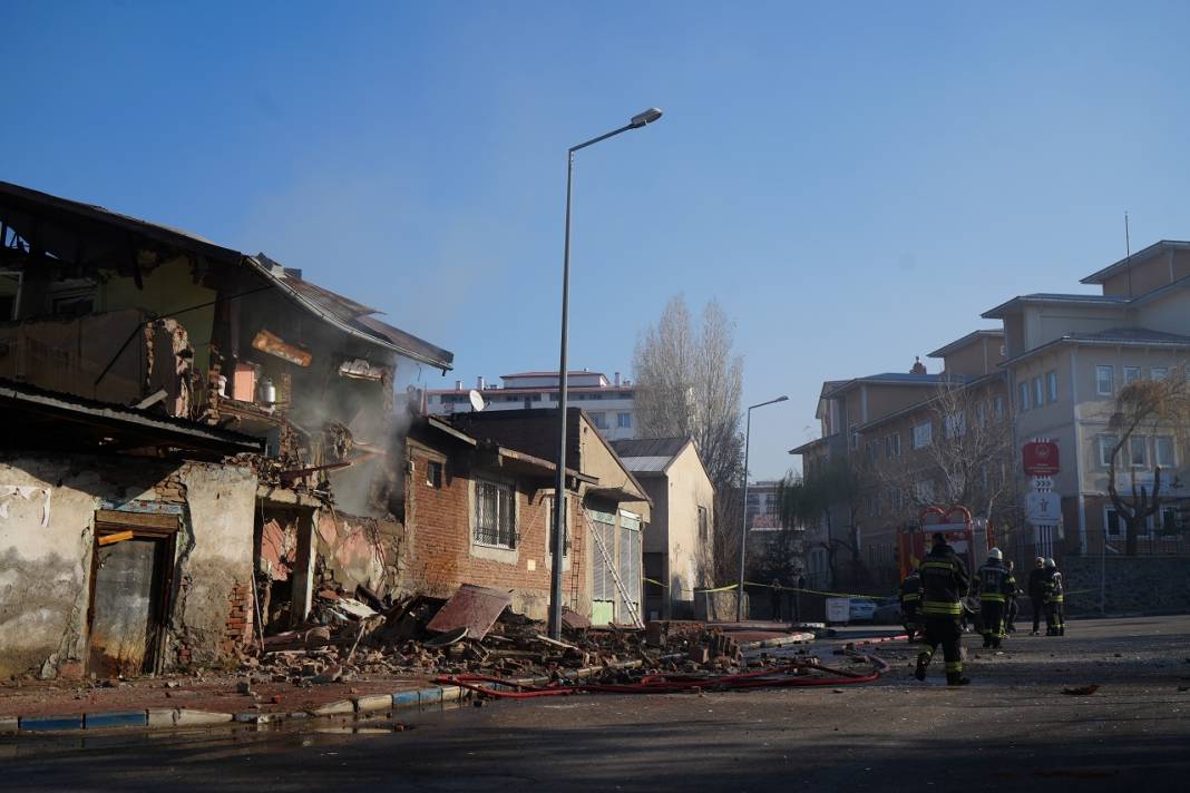 Erzurum'da doğalgaz patladı, ortalık savaş alanına döndü!  2 ev çöktü 9